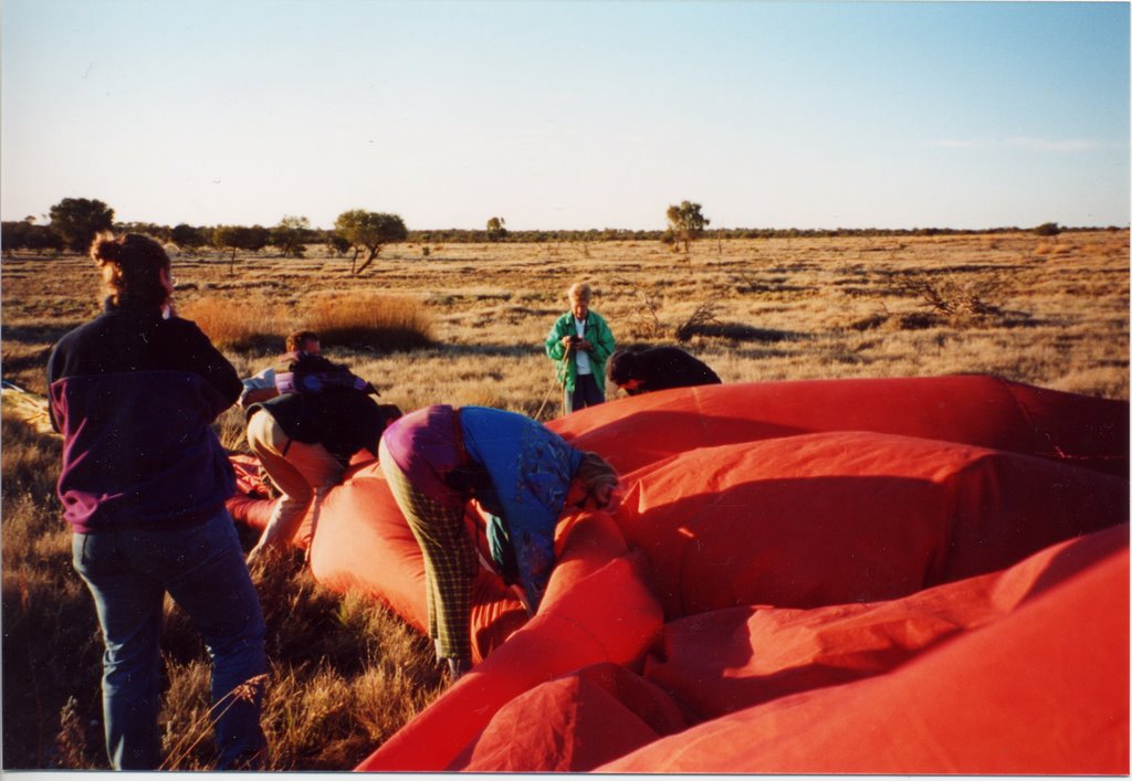 (Nach der) Ballonfahrt über die McDonnel Range bei Alice Springs by Hans-Thomas Müller