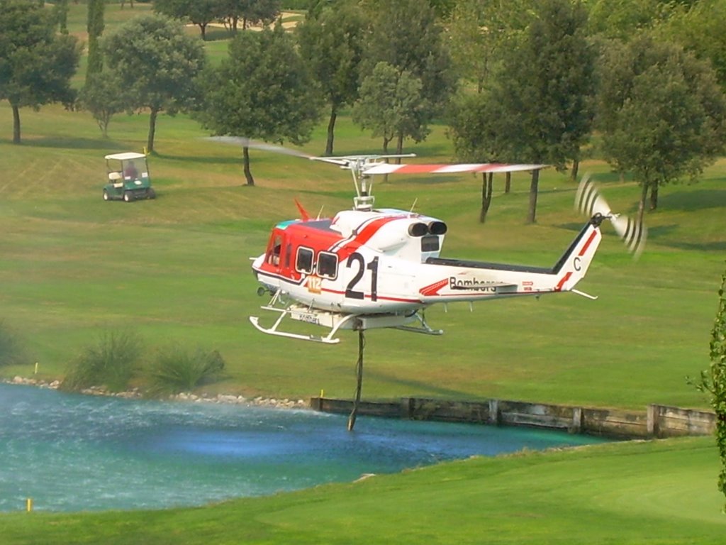 Cogiendo agua en TorreMirona Golf by Fernando Puche