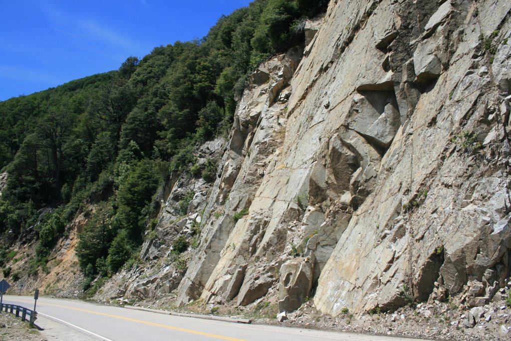 Carretera 234, junto al lago Villarino. by Octavio Aldea