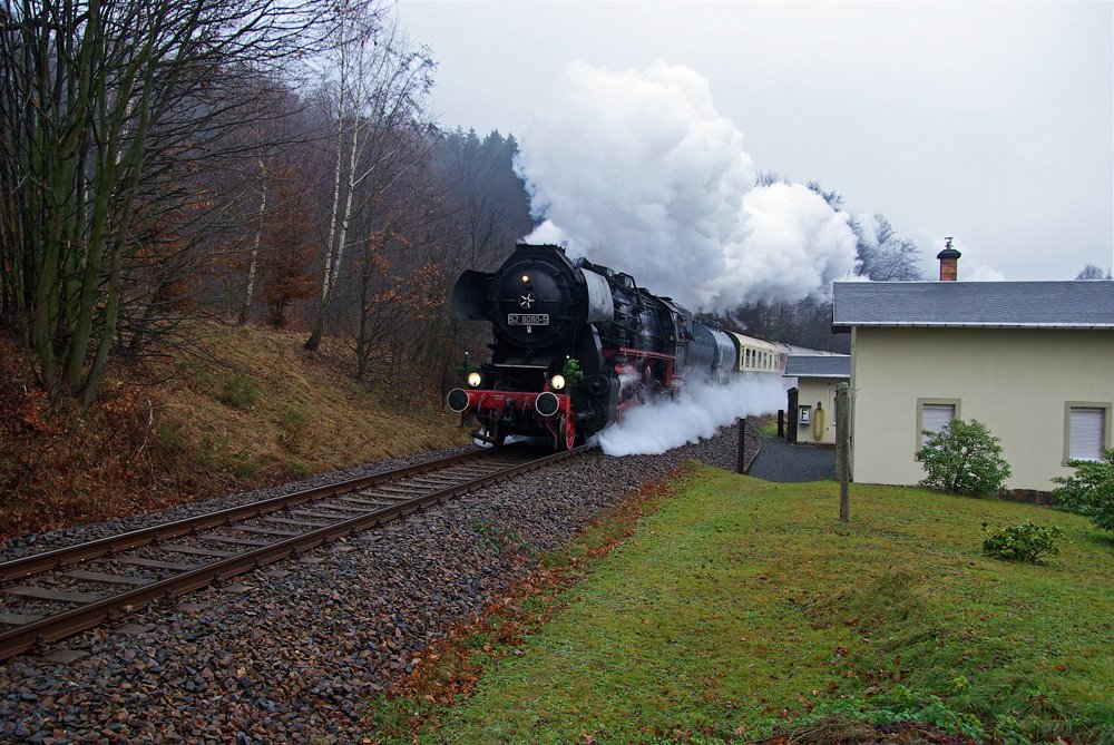 Sebnitztalbahn, Baureihe 52 8080 bei Schönbach ( 2009 ) by Vogel, Jens