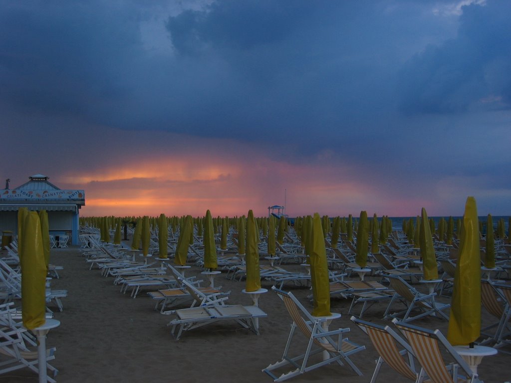 Strand hajnalban by Weisz Csaba