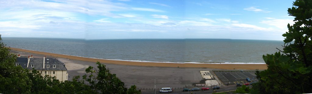 View of Folkestone Beach by tenjoe