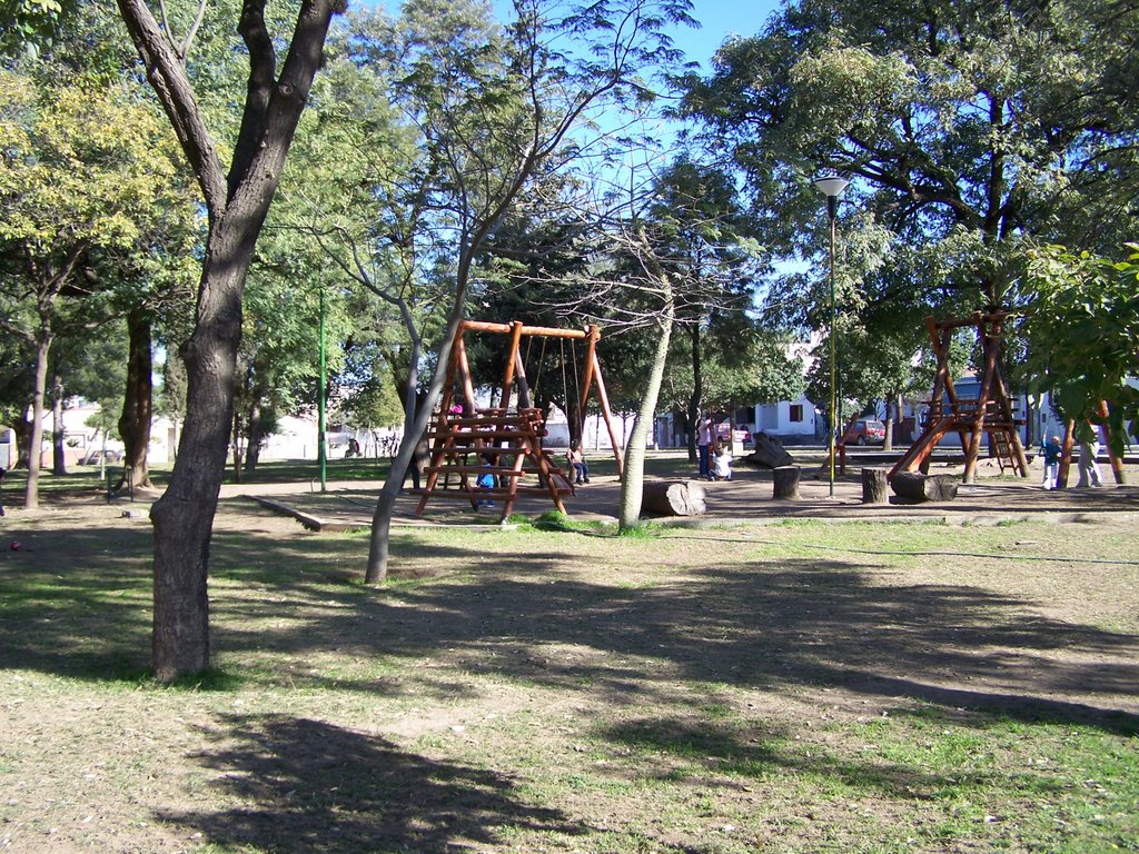 Jugando en la plaza by HMartinez