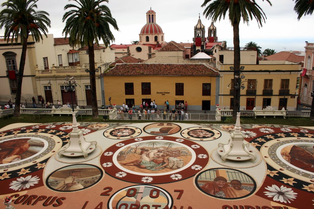 PLAZA DEL AYTO. DE LA OROTAVA, ALFOMBRA DE ARENAS DEL TEIDE, EN CORPUS CRISTI by Tito S.