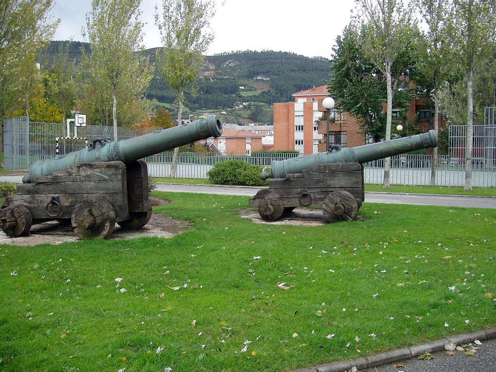 Cañones del Parque de San Pedro de los Arcos, Oviedo, España by Antonio Alba