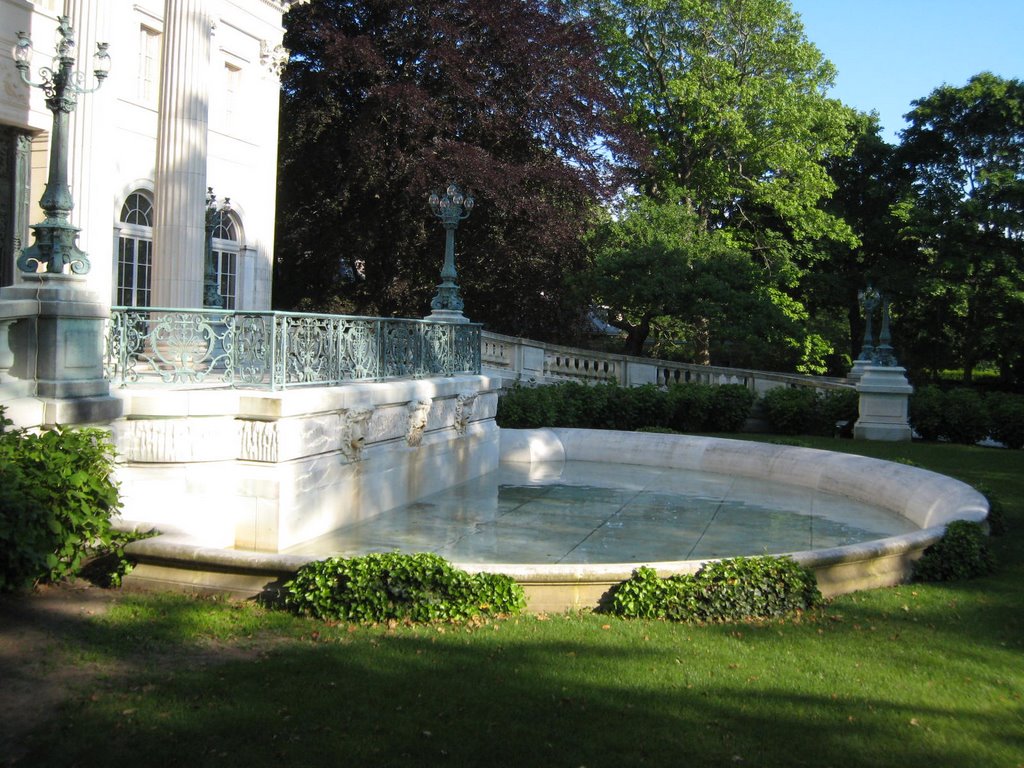 Fountain at entrance to Marble House by Ernesto J. de la Fe