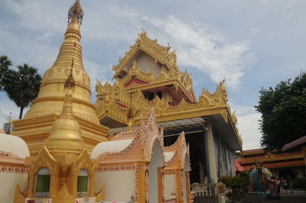 BUDHIST TEMPLE IN PENANG by hasanski5