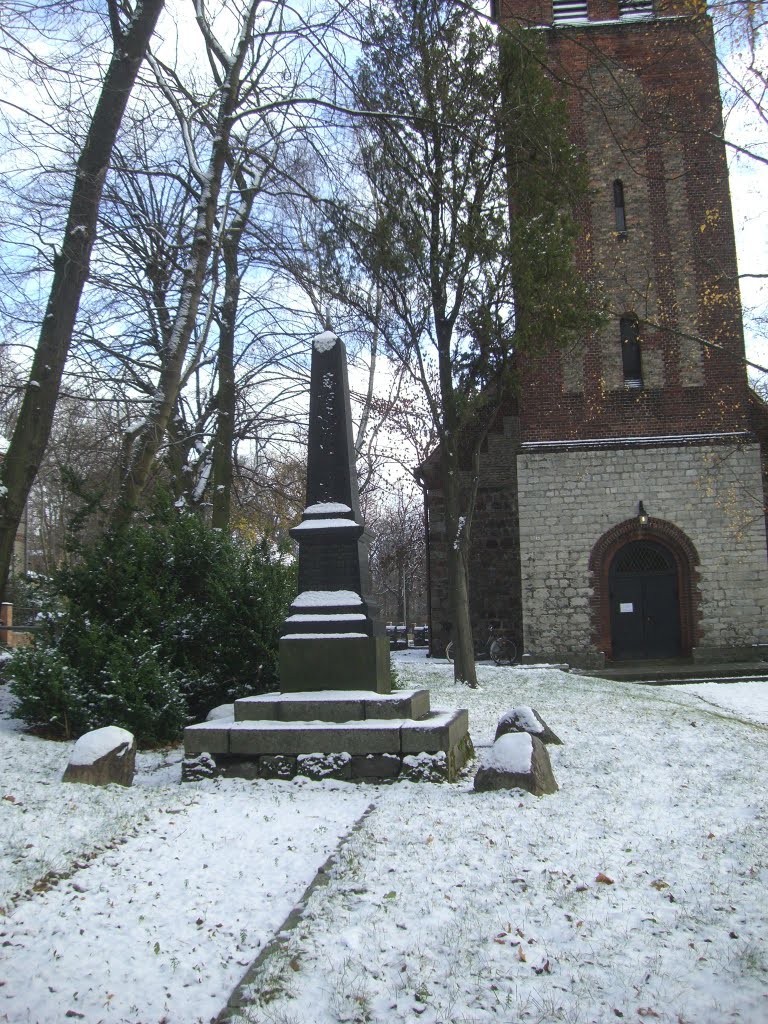 Berlin-Biesdorf, Kriegerdenkmal an der Kirche; Nov. 2008 by Martina Rohde