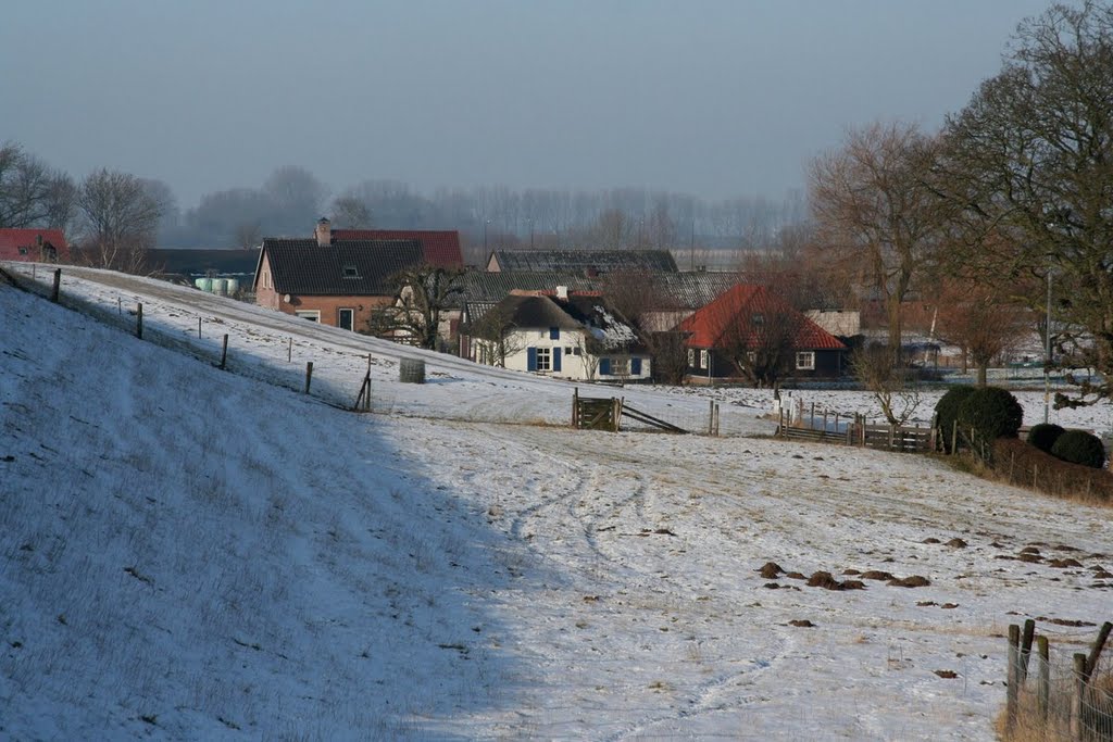 Het buurtschap Honswijk achter de de dijk van rivier de Lek. Holland. by morinel