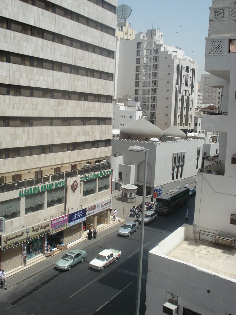 Road in front of the Najd Hotel, Not too far from Masjid Al-Haram by radiuse