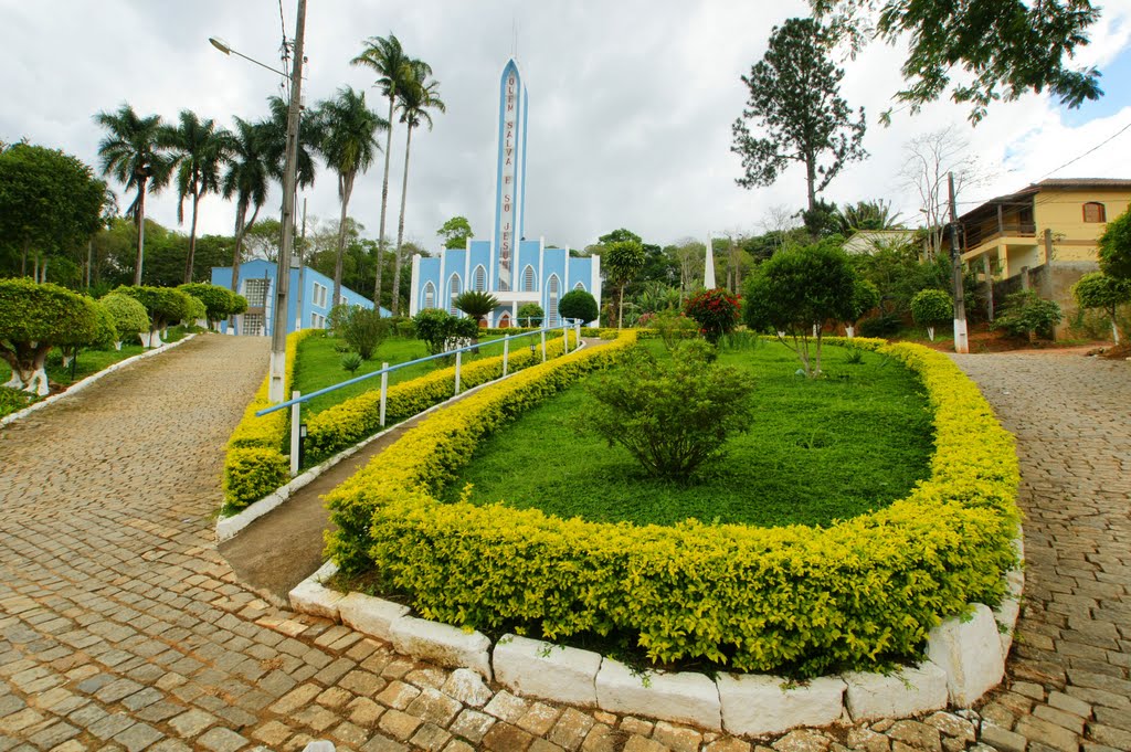 Jardins da Igreja Presbiteriana de Alto Jequitibá, by sgtrangel