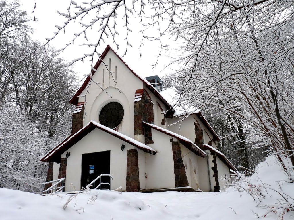 Die katholische Kirche Maria Meeresstern von Sellin wurde 1912 auf einem Hügel nahe der Steilküste erbaut by mimi.handorf