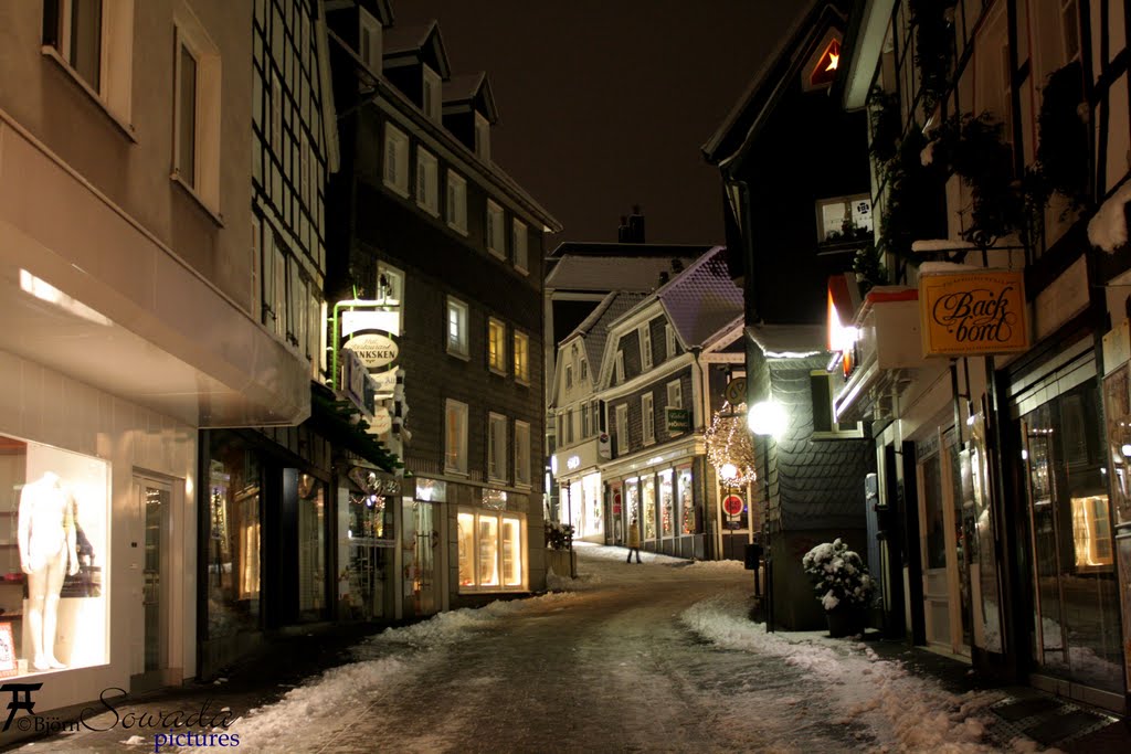 Weihnachtsstimmung in Hattingen: Blick in die Heggerstrasse by Björn Sowada