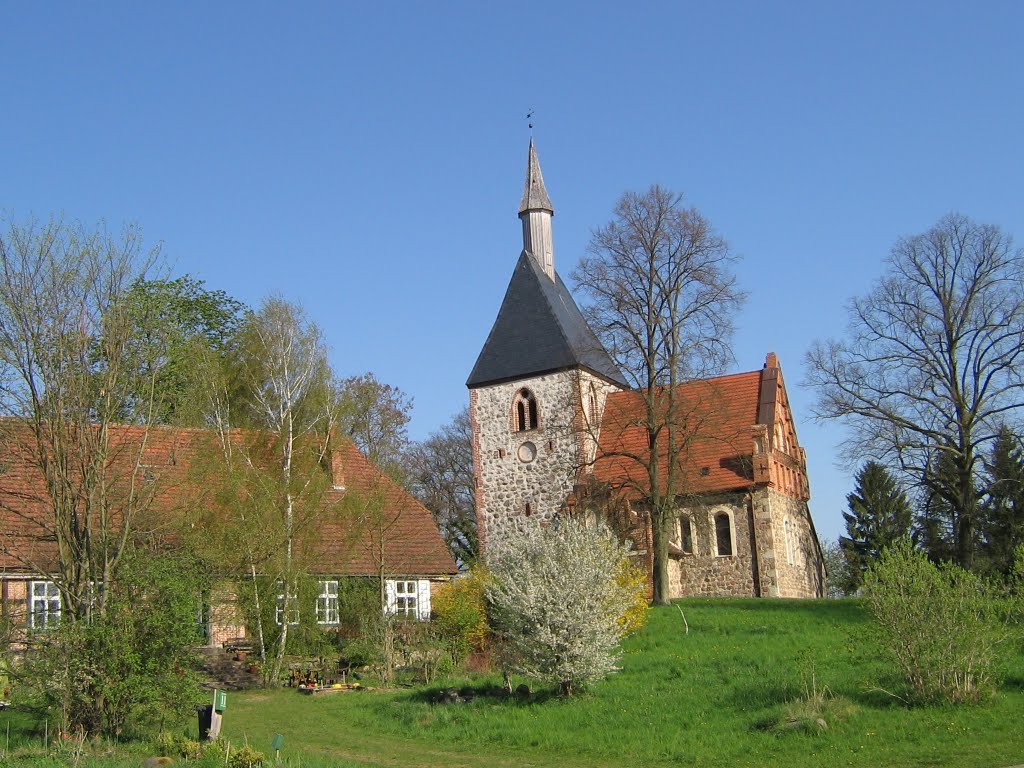 Kirche im Dorf by kambser