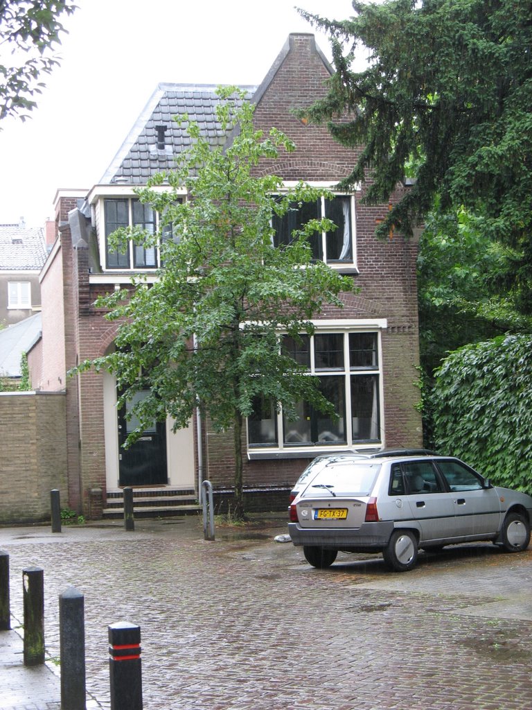 Huis tussen de huizen by OfficePC.nl