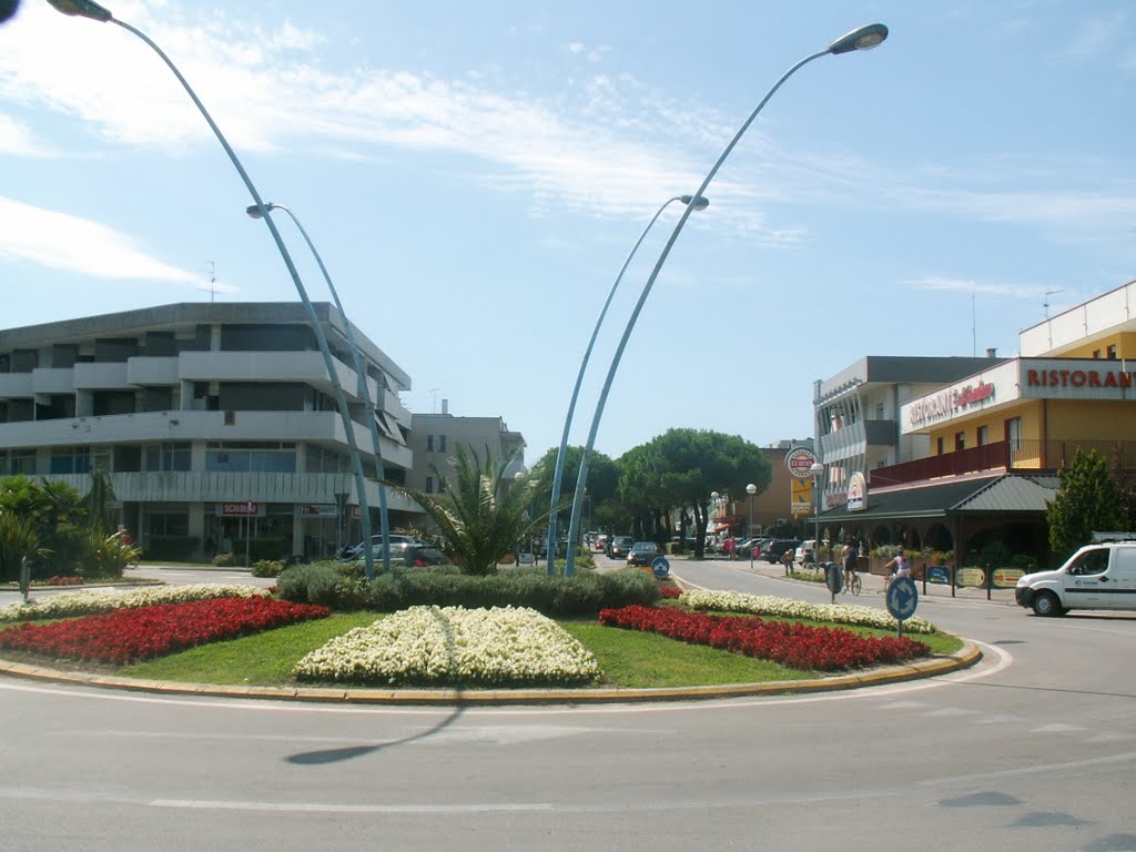 Bibione - rotonda fiorita - by aldo.chittaro