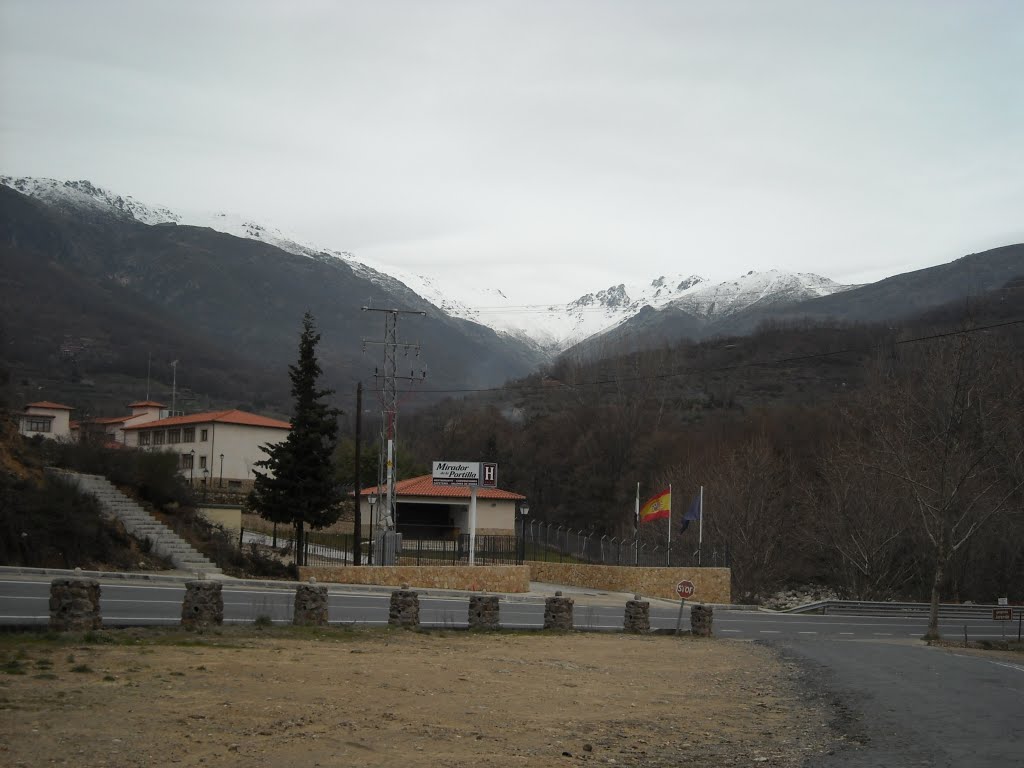 Junto a la garganta. Al fondo, la Portilla Jaranda nevada. Enero de 2010 by viajeroandaluz