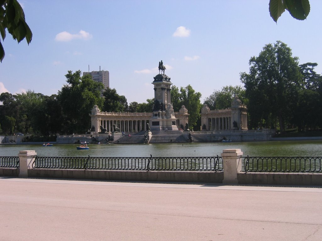 Estanque del Retiro y Monumento a Alfonso XII by Pedro Gil