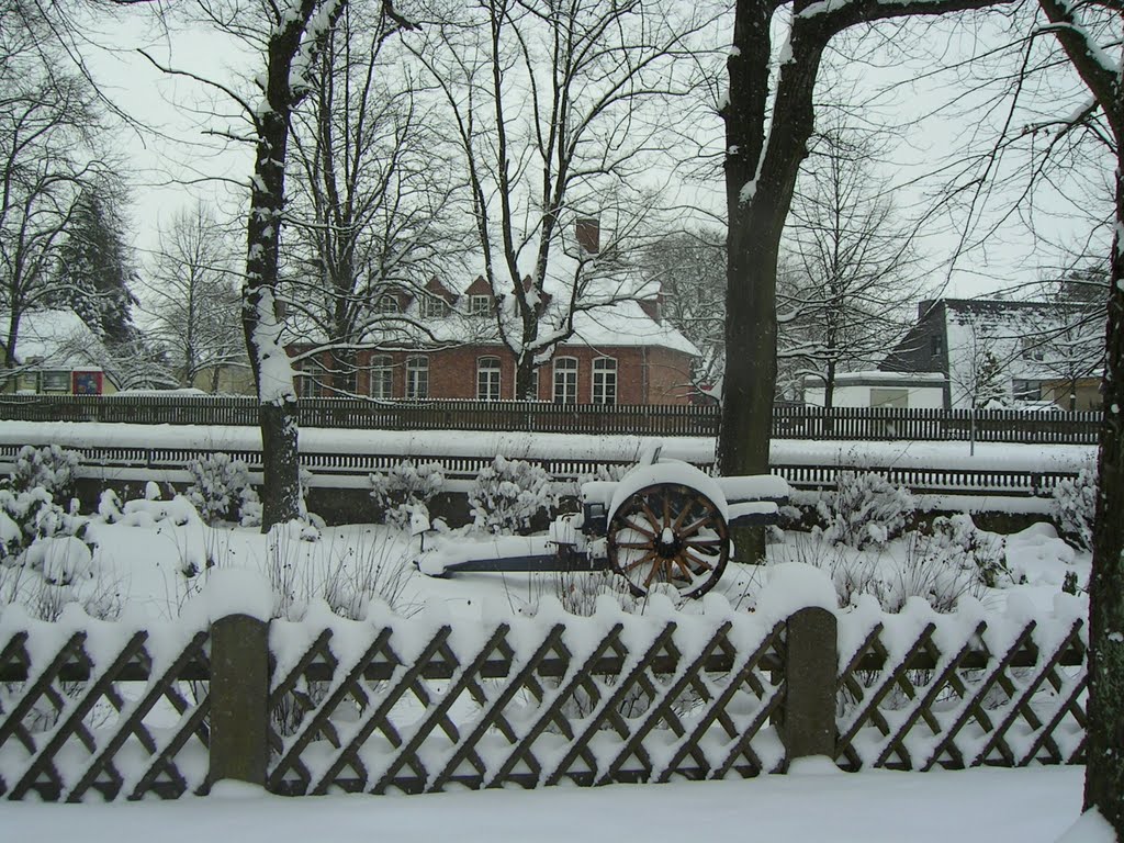 Kanone im Schnee, Januar 2010 by Waldgaenger1401