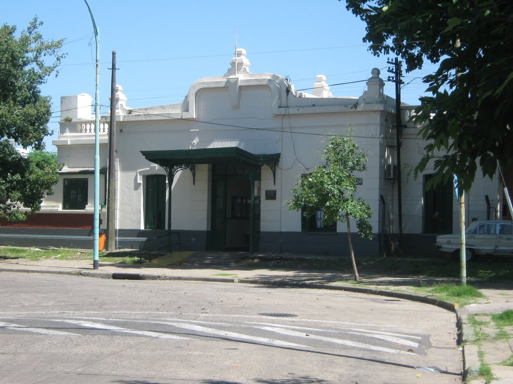 Estacion Villa Soldati. Ferrocarril Belgrano Sur - The Villa Soldati train station, Belgrano Sur line - January 13, 2010. By ALE777 by ALE777