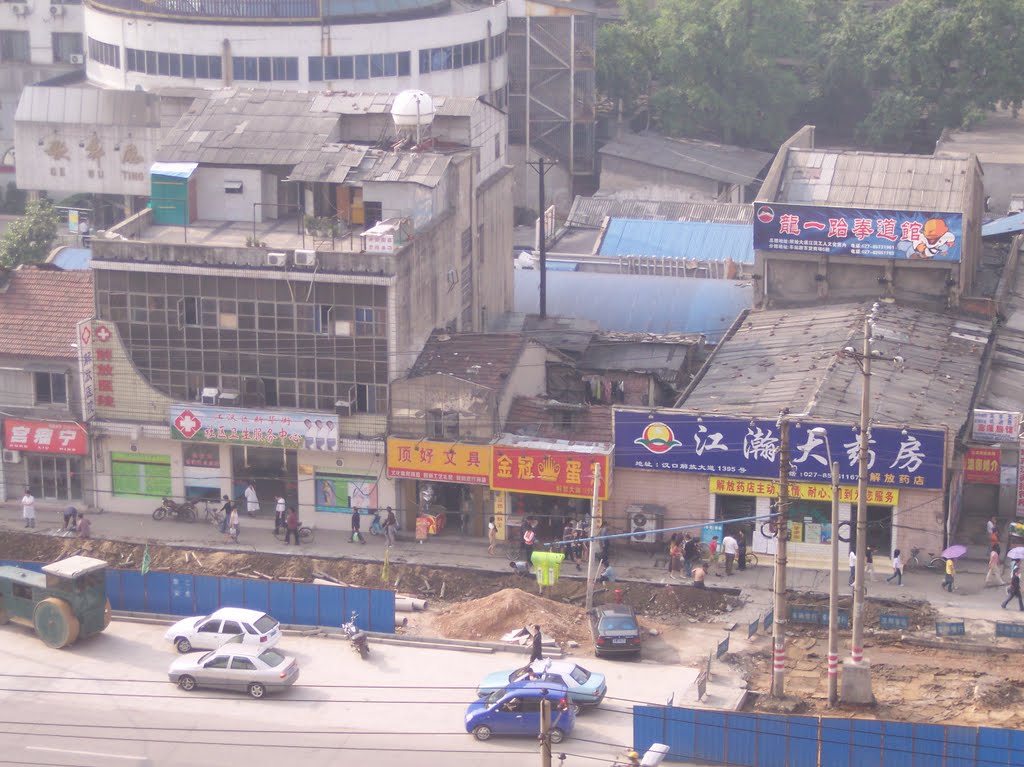 Main street of Wuhan by M.Schubert