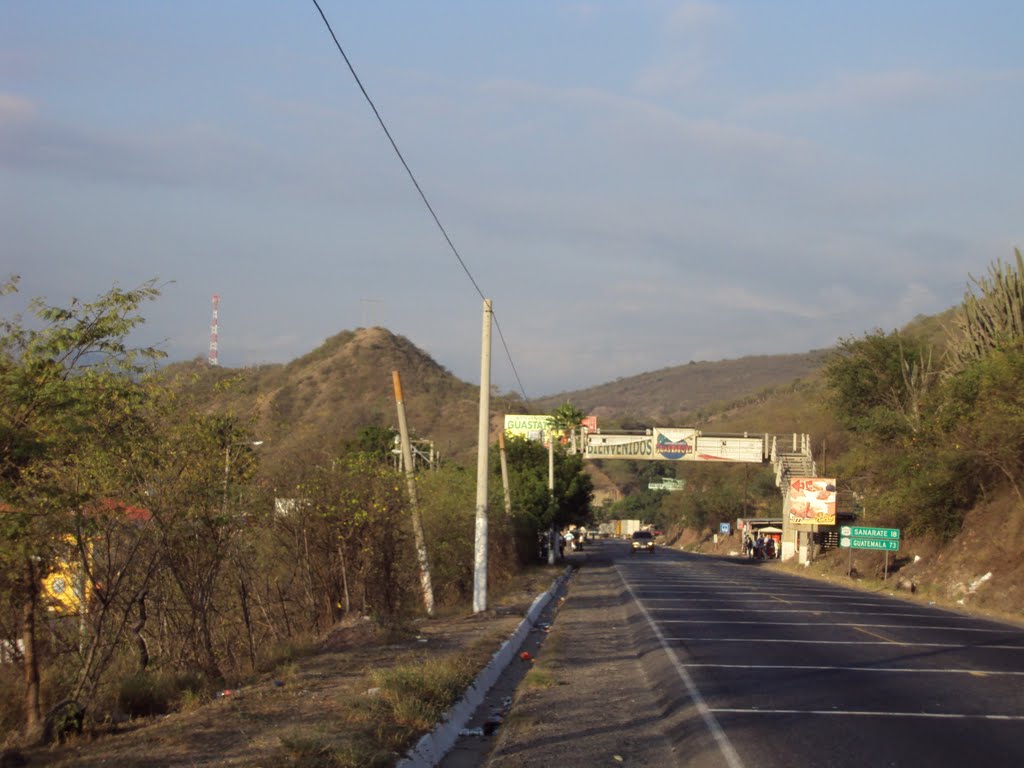 Llegada a Guastatoya by Edinilson De Leòn