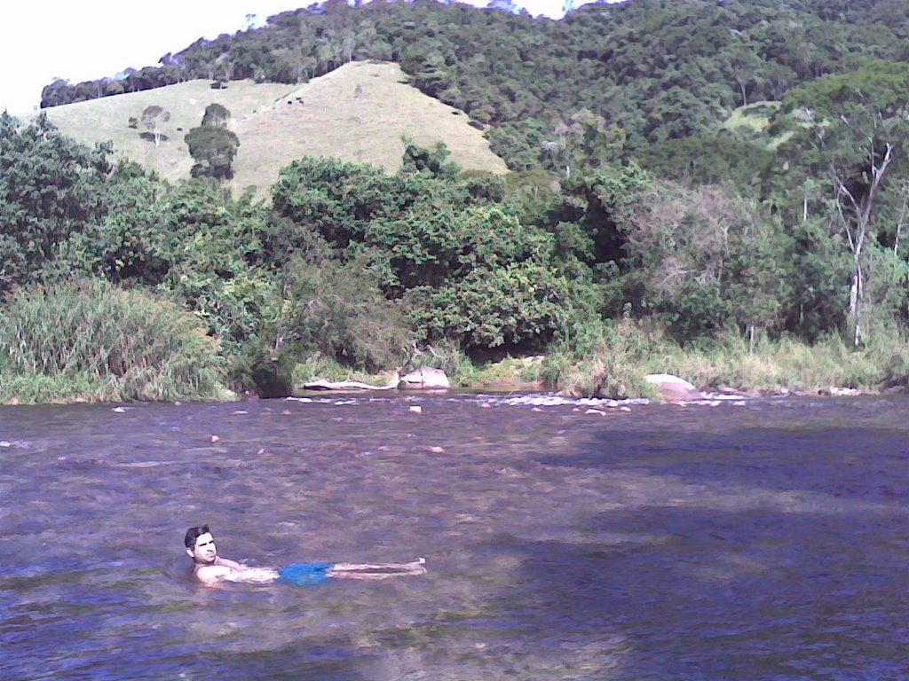 Relaxando no Rio Macaé by delonj