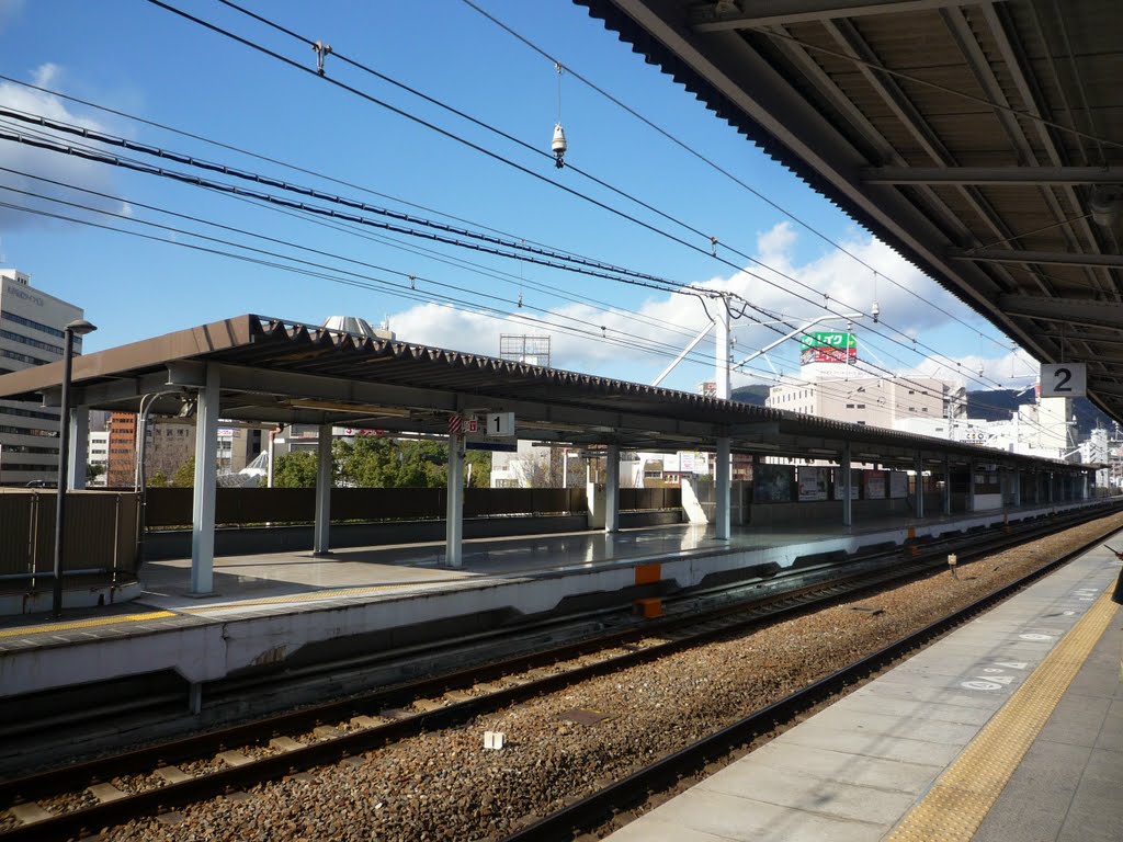 Jr kobe station platform by DVMG