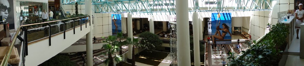 Foto panorâmica do saguão principal do Shopping Iguatemi na cidade de São Paulo-SP by Marco Senche