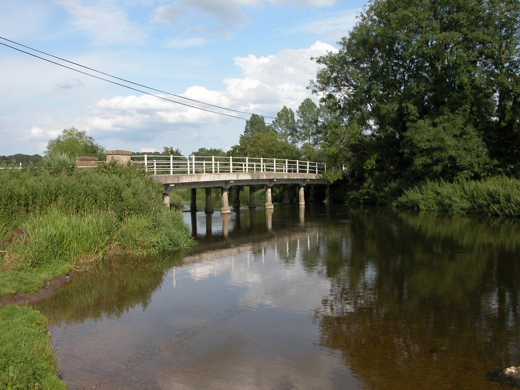 Bridge over the River Wensum, Ringland by GrishaP