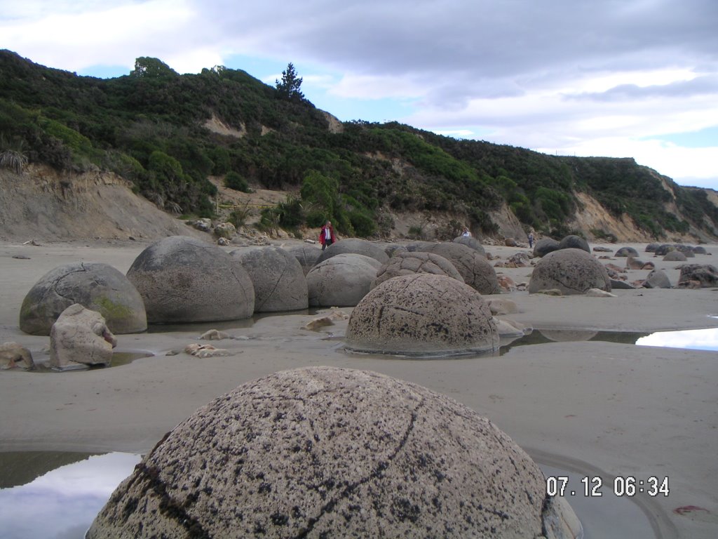 Moeraki Boulders by chewbc