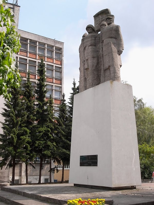 Kommunistisches Ehrenmal in Nowogard by chpagenkopf