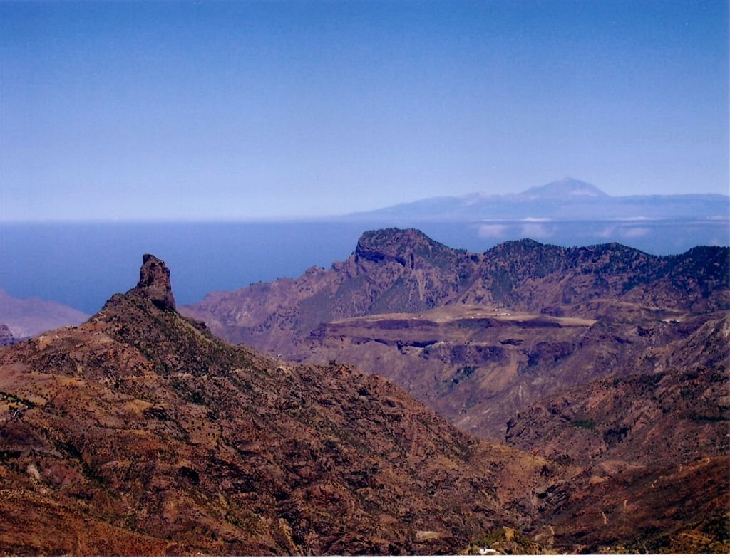 Gran Canaria - Roque Bentayga e sullo sfondo il vulcano Teide di Tenerife, montagna più alta della Spagna: 3718 metri by Giancarlo Ticozzi