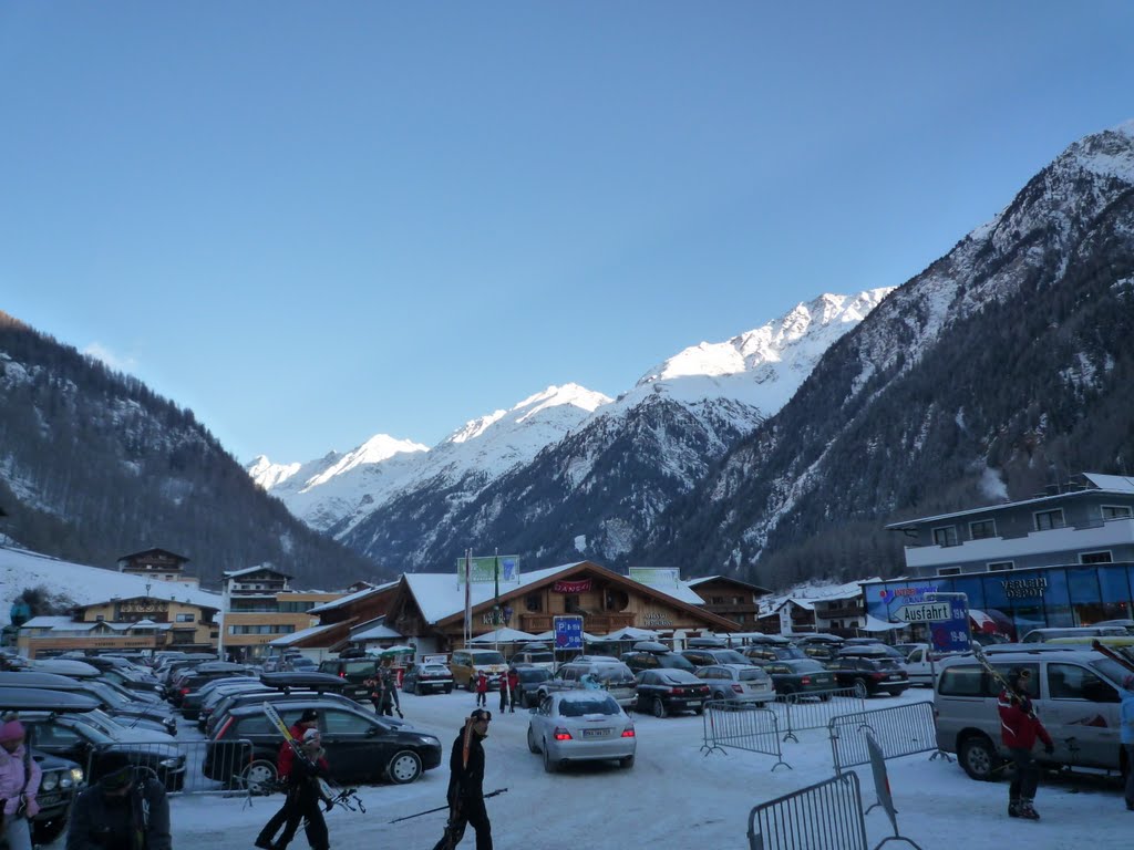 Giggi Joch (Sölden) Talstation - Voller Parkplatz im Winter by BilderMacher