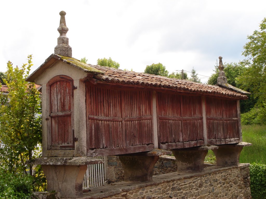 [ n_lorito ] Camino Santiago. Hórreo, detrás del albergue. Melide by n_lorito