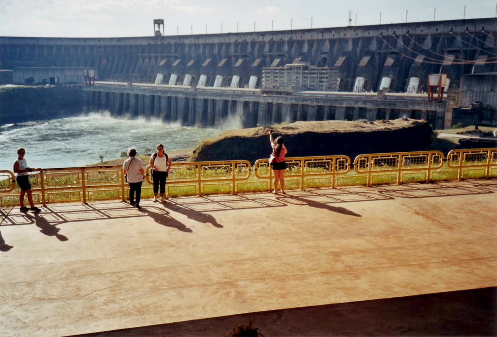 Itaipu der größte Stausee in Brasilien by Heinz Peierl