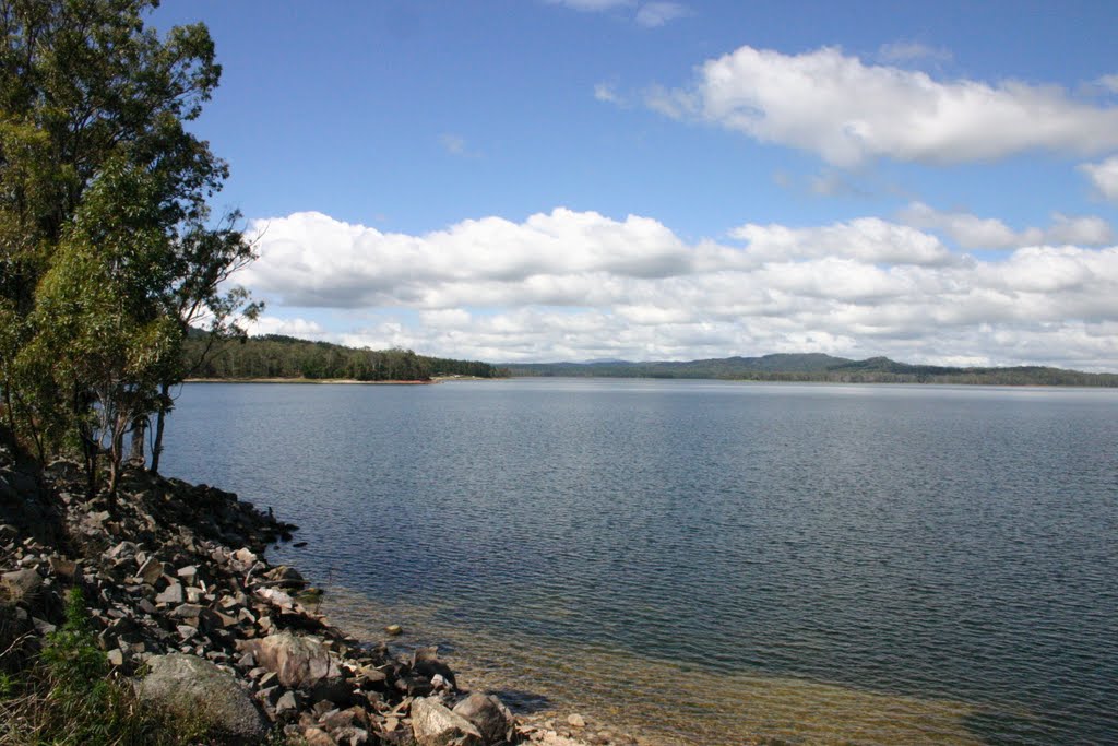 Tinaroo Lake seen from Tinaroo Dam by www.worldnature-photos.com