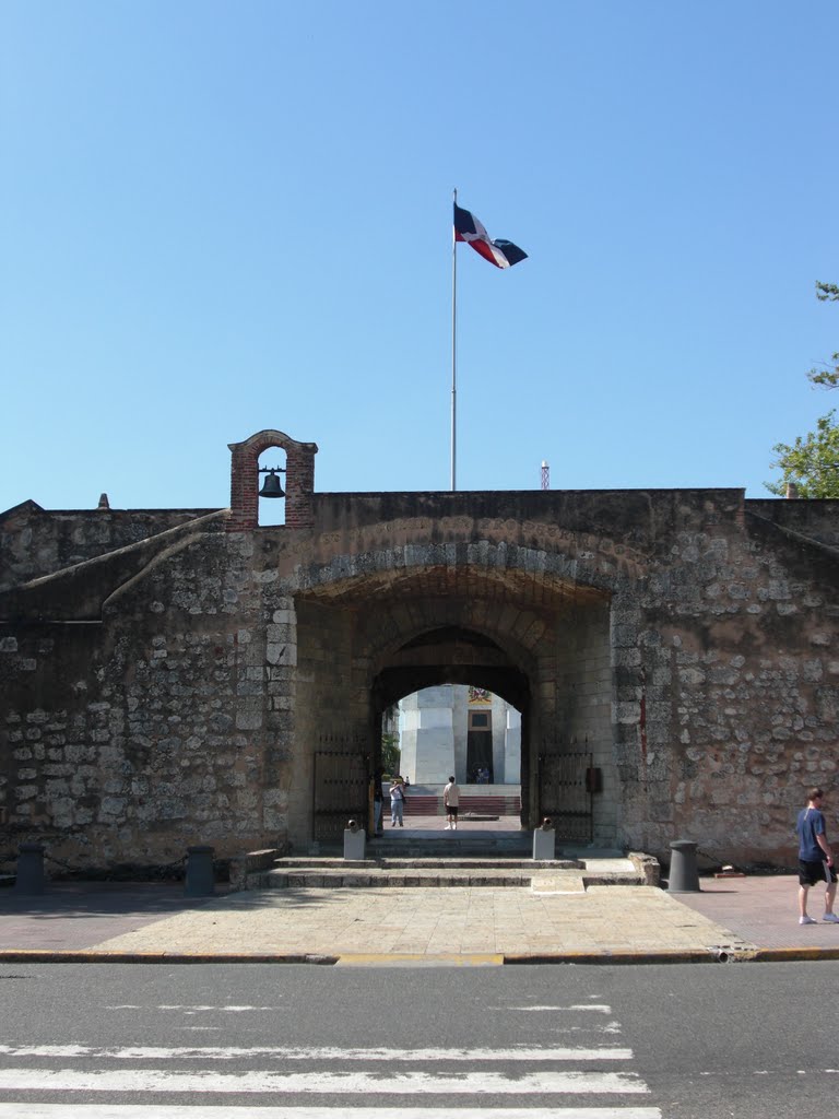 Puerta del Conde, desde la calle de El Conde by FDLEON