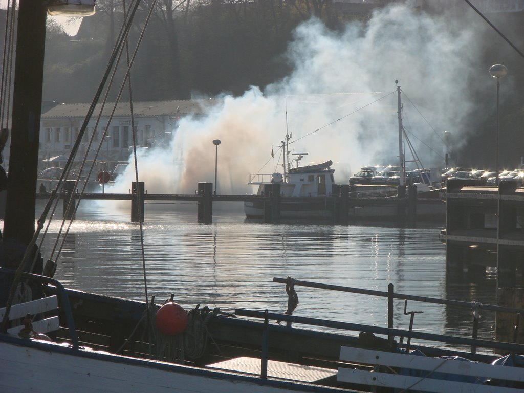 Motorentausch an einem Boot im Hafen von Saßnitz, 16.04.2007 by Birk Karsten Ecke