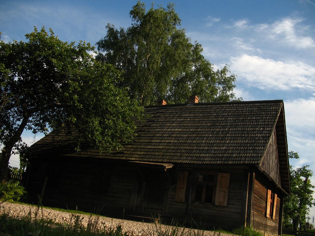 Old inn in Zaslaŭje by Andrej Kuźniečyk