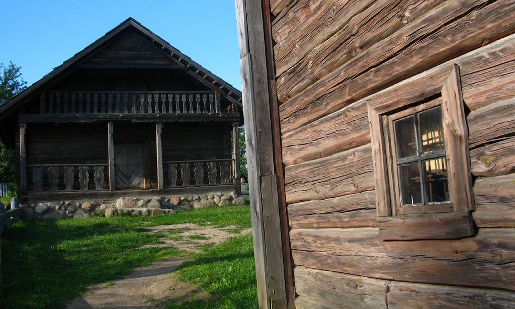 Old houses in Zaslaŭje by Andrej Kuźniečyk