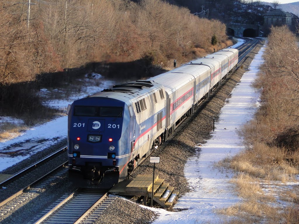 Metro North passing Breakneck Platform by nx80000