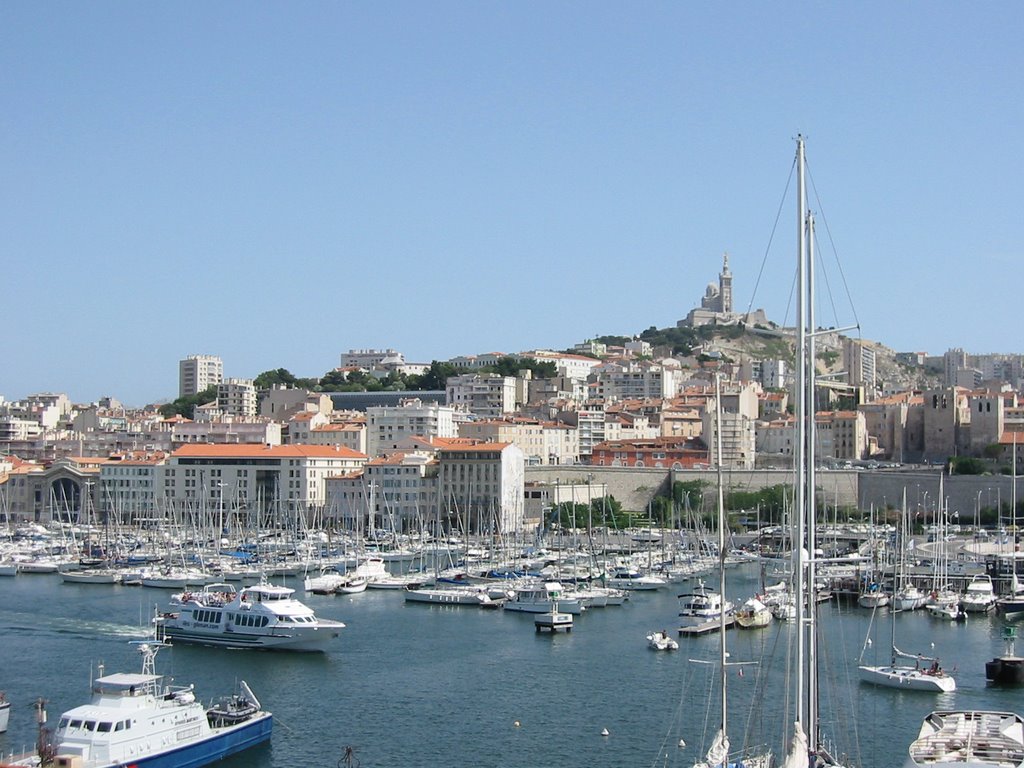 Le Vieux-port au pied de Notre Dame de la Garde by Vince658