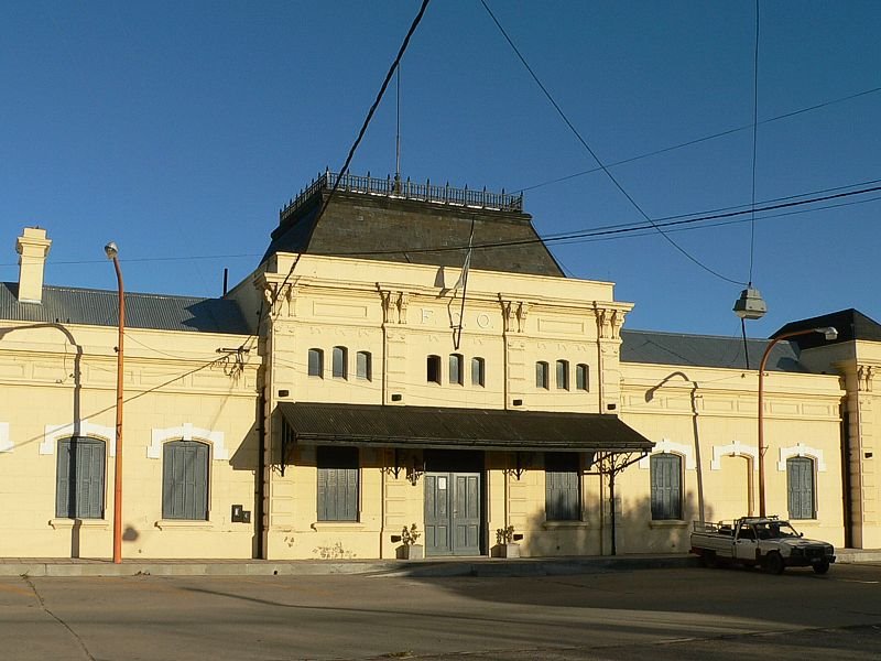 Estación de Trenes de Pehuajó a la siesta by victor longines