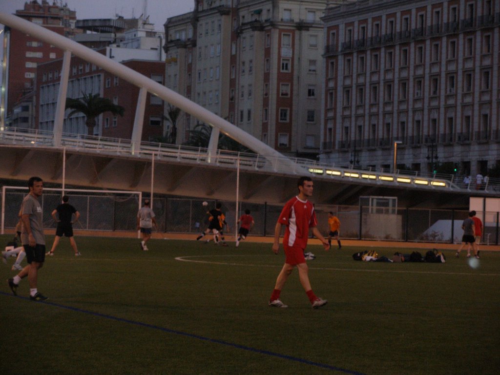 Partido de futbol debajo del puente de La peineta (Calatrava) by martinjp1951