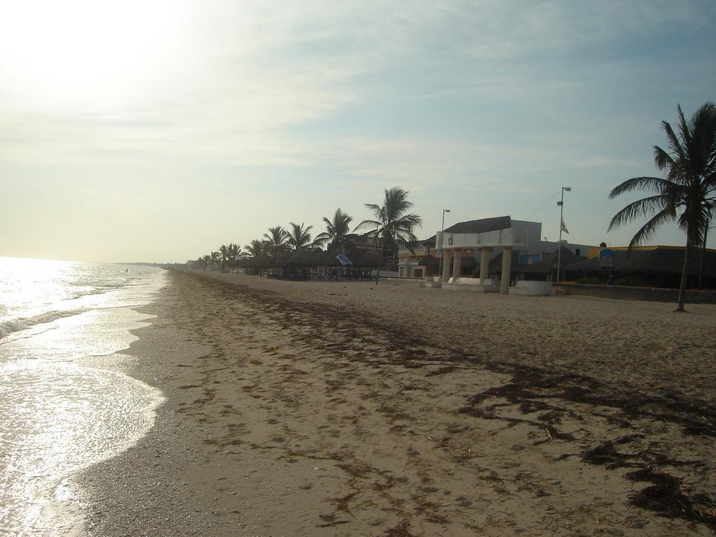 Mirando hacia el este en Progreso, Yucatán by zuzanet