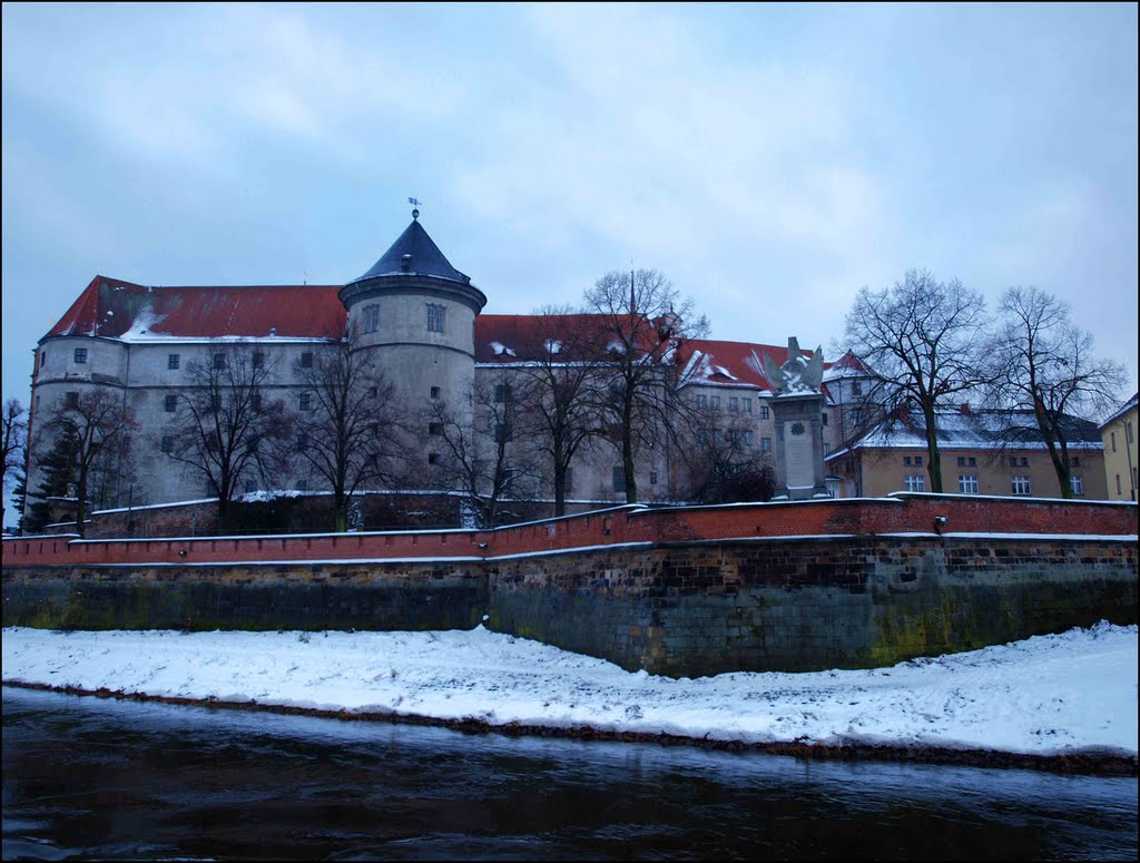 Schloss Hartenfels mit Denkmal by šífák