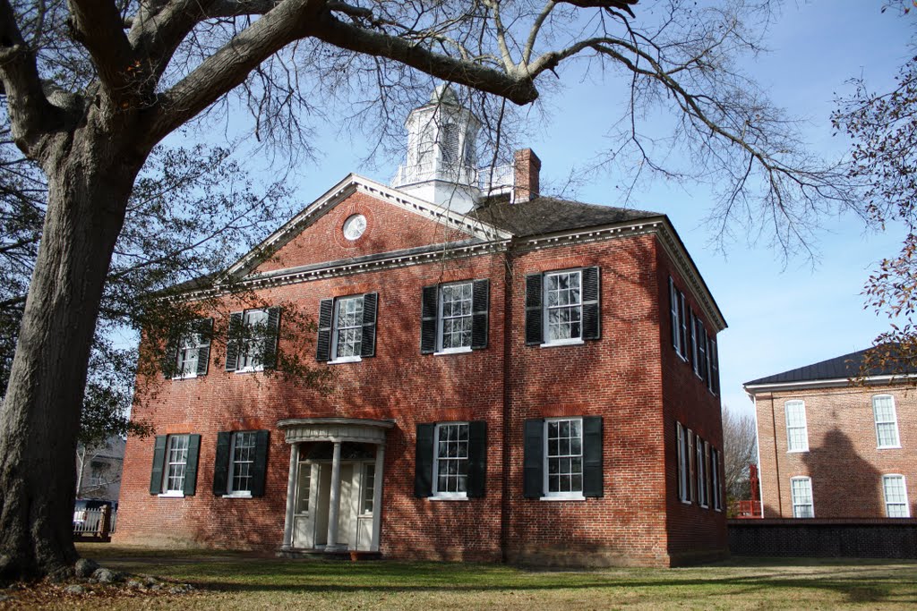 Front of New Bern Academy by HerrWilli