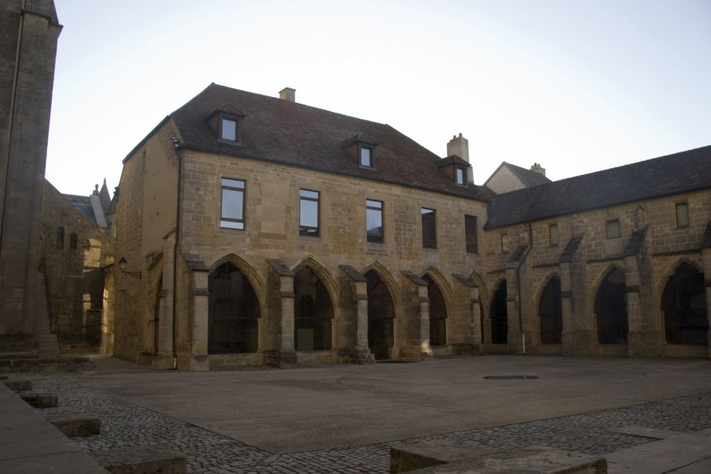 Langres - Rue du Cardinal de la Luzerne - View SE on Cloître de la Cathédrale 1230 by txllxt