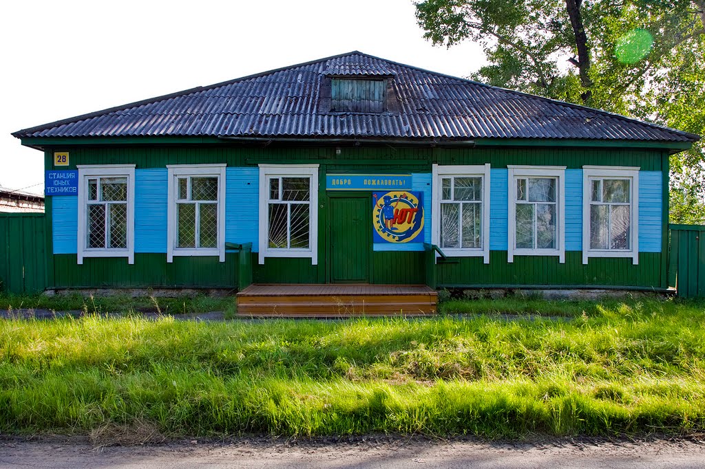 Youth club by Goetz Burggraf